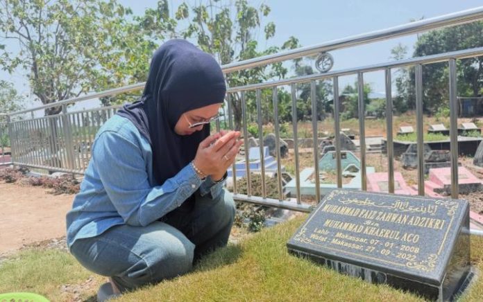 FOTO: Bupati Gowa, Sitti Husniah Talenrang berkesempatan melakukan ziarah kubur ke makam putra keduanya, Muhammad Faiz Zahwan Adzikri. Ahad (27/9/2026). (Dok. Sitti Husniah Talenrang via Facebook) FOTO: Bupati Gowa, Sitti Husniah Talenrang berkesempatan melakukan ziarah kubur ke makam putra keduanya, Muhammad Faiz Zahwan Adzikri. Ahad (27/9/2026). (Dok. Sitti Husniah Talenrang via Facebook)