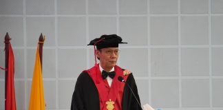 Jadi Guru Besar, Prof. Dr. Slamet Sampurno Soewondo: Perkembangan Pengetahuan Dokter Asing di Indonesia FOTO: Prof. Dr. Slamet Sampurno Soewondo, S.H., M.H., D.F.M., Mengikuti prosesi penerimaan anggota Dewan Profesor di Ruang Senat Lantai 2, Gedung Rektorat, Kampus Unhas Tamalanrea. Senin (28/09/2026)
