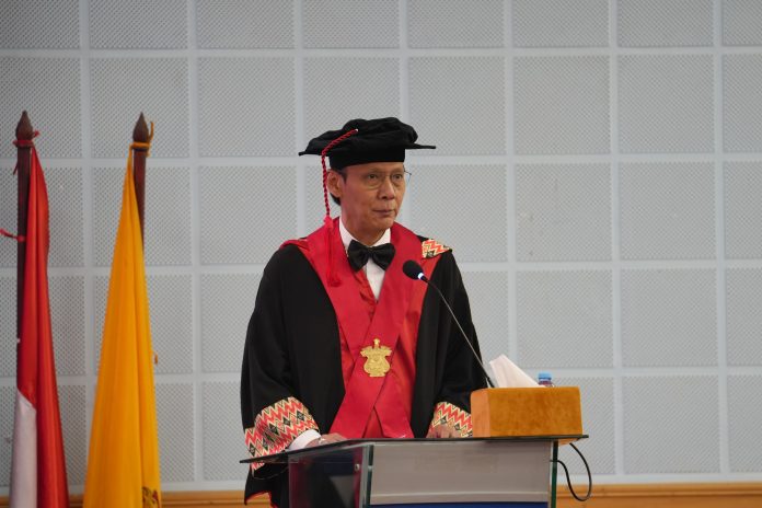 FOTO: Prof. Dr. Slamet Sampurno Soewondo, S.H., M.H., D.F.M., Mengikuti prosesi penerimaan anggota Dewan Profesor di Ruang Senat Lantai 2, Gedung Rektorat, Kampus Unhas Tamalanrea. Senin (28/09/2026) FOTO: Prof. Dr. Slamet Sampurno Soewondo, S.H., M.H., D.F.M., Mengikuti prosesi penerimaan anggota Dewan Profesor di Ruang Senat Lantai 2, Gedung Rektorat, Kampus Unhas Tamalanrea. Senin (28/09/2026)