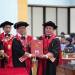 Ringkasan Pidato Penerimaan Lima Guru Besar Fakultas Hukum Unhas FOTO: Universitas Hasanuddin menggelar prosesi penerimaan anggota Dewan Profesor bagi lima guru besar dari berbagai bidang keilmuan. Kegiatan berlangsung Senin (28/09), di Ruang Senat Lantai 2, Gedung Rektorat, Kampus Unhas Tamalanrea.