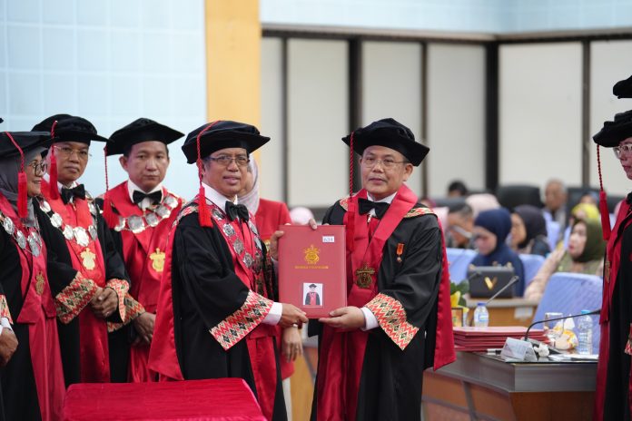 FOTO: Universitas Hasanuddin menggelar prosesi penerimaan anggota Dewan Profesor bagi lima guru besar dari berbagai bidang keilmuan. Kegiatan berlangsung Senin (28/09), di Ruang Senat Lantai 2, Gedung Rektorat, Kampus Unhas Tamalanrea. FOTO: Universitas Hasanuddin menggelar prosesi penerimaan anggota Dewan Profesor bagi lima guru besar dari berbagai bidang keilmuan. Kegiatan berlangsung Senin (28/09), di Ruang Senat Lantai 2, Gedung Rektorat, Kampus Unhas Tamalanrea.