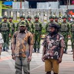 TPNPB Bantah 4 Orang yang Serahkan Senpi di Puncak Jaya Bukan Anggotanya FOTO: 4 warga serahkan diri dan senpi ke aparat keamanan di Makodim 1714/Puncak Jaya, Papua, pada Sabtu (26/9/2026). (Dok via Facebook)