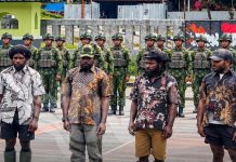 TPNPB Bantah 4 Orang yang Serahkan Senpi di Puncak Jaya Bukan Anggotanya FOTO: 4 warga serahkan diri dan senpi ke aparat keamanan di Makodim 1714/Puncak Jaya, Papua, pada Sabtu (26/9/2026). (Dok via Facebook)
