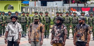 TPNPB Bantah 4 Orang yang Serahkan Senpi di Puncak Jaya Bukan Anggotanya FOTO: 4 warga serahkan diri dan senpi ke aparat keamanan di Makodim 1714/Puncak Jaya, Papua, pada Sabtu (26/9/2026). (Dok via Facebook)
