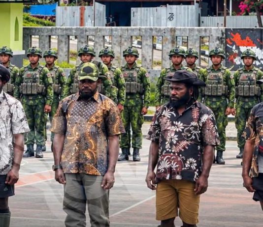 TPNPB Bantah 4 Orang yang Serahkan Senpi di Puncak Jaya Bukan Anggotanya FOTO: 4 warga serahkan diri dan senpi ke aparat keamanan di Makodim 1714/Puncak Jaya, Papua, pada Sabtu (26/9/2026). (Dok via Facebook)