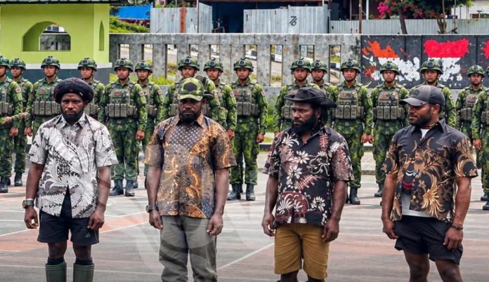 FOTO: 4 warga serahkan diri dan senpi ke aparat keamanan di Makodim 1714/Puncak Jaya, Papua, pada Sabtu (26/9/2026). (Dok via Facebook)