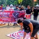 Muhammad Yamin Desak Kepastian Penanganan Kasus Dugaan Korupsi di Luwu Timur FOTO: Aksi unjuk rasa oleh elemen masyarakat dan mahasiswa di Luwu Timur saat aksi unjuk rasa penuntasan kasus dugaan korupsi. (Ist)