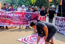 Muhammad Yamin Desak Kepastian Penanganan Kasus Dugaan Korupsi di Luwu Timur FOTO: Aksi unjuk rasa oleh elemen masyarakat dan mahasiswa di Luwu Timur saat aksi unjuk rasa penuntasan kasus dugaan korupsi. (Ist)