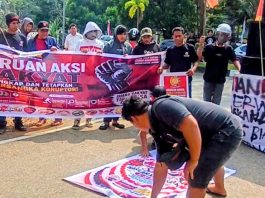 Muhammad Yamin Desak Kepastian Penanganan Kasus Dugaan Korupsi di Luwu Timur FOTO: Aksi unjuk rasa oleh elemen masyarakat dan mahasiswa di Luwu Timur saat aksi unjuk rasa penuntasan kasus dugaan korupsi. (Ist)