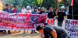 Muhammad Yamin Desak Kepastian Penanganan Kasus Dugaan Korupsi di Luwu Timur FOTO: Aksi unjuk rasa oleh elemen masyarakat dan mahasiswa di Luwu Timur saat aksi unjuk rasa penuntasan kasus dugaan korupsi. (Ist)