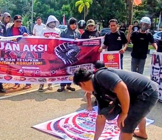 Muhammad Yamin Desak Kepastian Penanganan Kasus Dugaan Korupsi di Luwu Timur FOTO: Aksi unjuk rasa oleh elemen masyarakat dan mahasiswa di Luwu Timur saat aksi unjuk rasa penuntasan kasus dugaan korupsi. (Ist)