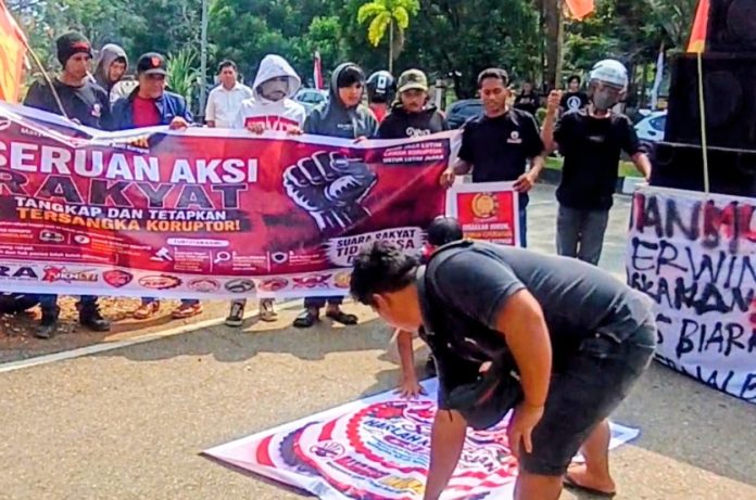 FOTO: Aksi unjuk rasa oleh elemen masyarakat dan mahasiswa di Luwu Timur saat aksi unjuk rasa penuntasan kasus dugaan korupsi. (Ist)