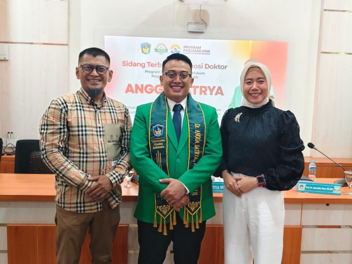 FOTO: Ketua Umum Lembaga Studi Hukum dan Advokasi Rakyat (LASKAR) Sulawesi Selatan, Illank Radjab, S.H., menyambut Sidang Ujian Promosi Doktor Program Doktor Ilmu Hukum Universitas Muslim Indonesia yang diikuti Angga Satrya. FOTO: Ketua Umum Lembaga Studi Hukum dan Advokasi Rakyat (LASKAR) Sulawesi Selatan, Illank Radjab, S.H., menyambut Sidang Ujian Promosi Doktor Program Doktor Ilmu Hukum Universitas Muslim Indonesia yang diikuti Angga Satrya.