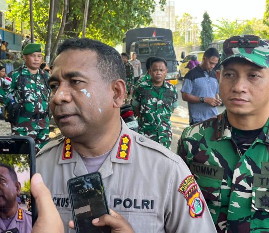 Aksi di USTJ Berujung Anarkis, Polisi Kedepankan Tindakan Terukur FOTO: Kapolresta Jayapura Kota Kombes Pol Fredrickus W. A. Maclarimboen, S.I.K., M.H., CPHR saat memberikan keterangan pers. (Dok. Polresta Jayapura)
