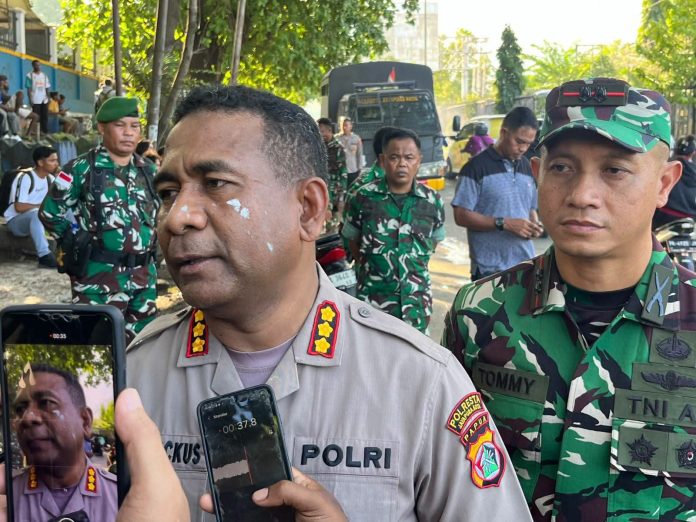 FOTO: Kapolresta Jayapura Kota Kombes Pol Fredrickus W. A. Maclarimboen, S.I.K., M.H., CPHR saat memberikan keterangan pers. (Dok. Polresta Jayapura)