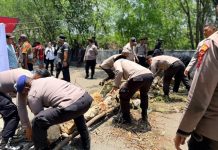 Polresta Jayapura Kota Buka Palang di Ringroad dan Jembatan Merah, Arus Lalu Lintas Kembali Lancar FOTO: Polresta Jayapura Kota memastikan akses lalu lintas di Jalan Ringroad dan kawasan Jembatan Merah kembali dapat dilalui masyarakat setelah sebelumnya dilakukan pemalangan oleh sejumlah warga. (Dok. Polresta Jayapura)