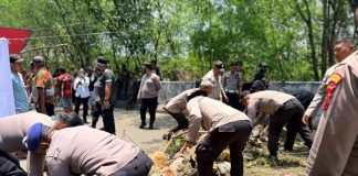 Polresta Jayapura Kota Buka Palang di Ringroad dan Jembatan Merah, Arus Lalu Lintas Kembali Lancar FOTO: Polresta Jayapura Kota memastikan akses lalu lintas di Jalan Ringroad dan kawasan Jembatan Merah kembali dapat dilalui masyarakat setelah sebelumnya dilakukan pemalangan oleh sejumlah warga. (Dok. Polresta Jayapura)