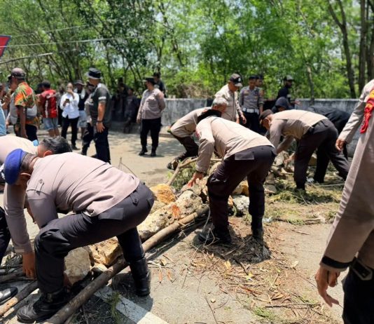 Polresta Jayapura Kota Buka Palang di Ringroad dan Jembatan Merah, Arus Lalu Lintas Kembali Lancar FOTO: Polresta Jayapura Kota memastikan akses lalu lintas di Jalan Ringroad dan kawasan Jembatan Merah kembali dapat dilalui masyarakat setelah sebelumnya dilakukan pemalangan oleh sejumlah warga. (Dok. Polresta Jayapura)