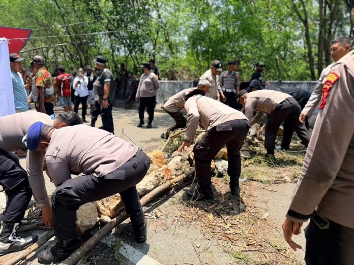 FOTO: Polresta Jayapura Kota memastikan akses lalu lintas di Jalan Ringroad dan kawasan Jembatan Merah kembali dapat dilalui masyarakat setelah sebelumnya dilakukan pemalangan oleh sejumlah warga. (Dok. Polresta Jayapura)