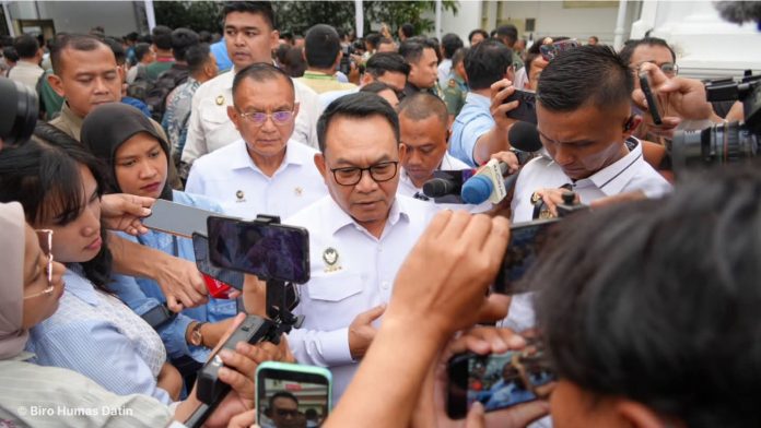 FOTO: Menteri Koordinator Bidang Politik dan Keamanan Jenderal TNI (Purn.) Prof. Dr. Dudung Abdurachman saat memberikan keterangan pers usai menghadiri kegiatan di Istana Negara, Rabu (7/10/2026). (Dok. Kemenko Polkam RI)