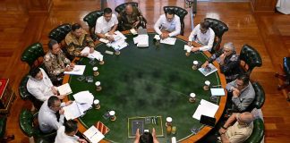 Menteri dan Wakil Menteri Kelautan dan Perikanan Temui Presiden di Hambalang FOTO: Presiden Prabowo Subianto menerima Menteri Kelautan dan Perikanan Sakti Wahyu Trenggono serta Wakil Menteri Kelautan dan Perikanan Didit Herdiawan Ashaf di Hambalang, Kabupaten Bogor, pada Jumat, 9 Oktober 2026. (Dok.seskab)