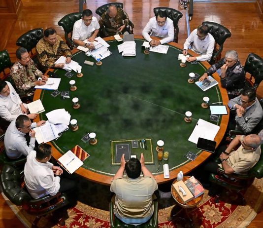 Menteri dan Wakil Menteri Kelautan dan Perikanan Temui Presiden di Hambalang FOTO: Presiden Prabowo Subianto menerima Menteri Kelautan dan Perikanan Sakti Wahyu Trenggono serta Wakil Menteri Kelautan dan Perikanan Didit Herdiawan Ashaf di Hambalang, Kabupaten Bogor, pada Jumat, 9 Oktober 2026. (Dok.seskab)