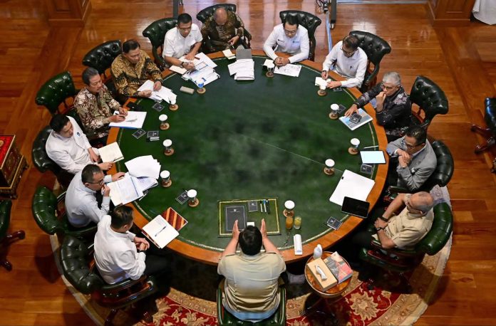 FOTO: Presiden Prabowo Subianto menerima Menteri Kelautan dan Perikanan Sakti Wahyu Trenggono serta Wakil Menteri Kelautan dan Perikanan Didit Herdiawan Ashaf di Hambalang, Kabupaten Bogor, pada Jumat, 9 Oktober 2026. (Dok.seskab)