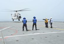 Personil TNI AL Gelar Pelatihan Pendaratan Helikopter Caracal di KRI Sriwijaya-100 FOTO: Personil TNI AL sedang melakukan pelatihan pendaratan Shipboard Operation bagi penerbang helikopter Caracal TNI Angkatan Udara (TNI AU) di KRI Sriwijaya-100, Jumat (16/10). (Dok. TNI AL - Puspenerbal)