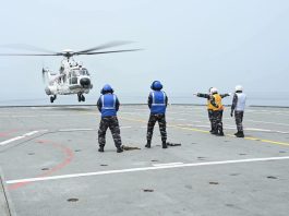 Personil TNI AL Gelar Pelatihan Pendaratan Helikopter Caracal di KRI Sriwijaya-100 FOTO: Personil TNI AL sedang melakukan pelatihan pendaratan Shipboard Operation bagi penerbang helikopter Caracal TNI Angkatan Udara (TNI AU) di KRI Sriwijaya-100, Jumat (16/10). (Dok. TNI AL - Puspenerbal)