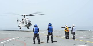 Personil TNI AL Gelar Pelatihan Pendaratan Helikopter Caracal di KRI Sriwijaya-100 FOTO: Personil TNI AL sedang melakukan pelatihan pendaratan Shipboard Operation bagi penerbang helikopter Caracal TNI Angkatan Udara (TNI AU) di KRI Sriwijaya-100, Jumat (16/10). (Dok. TNI AL - Puspenerbal)