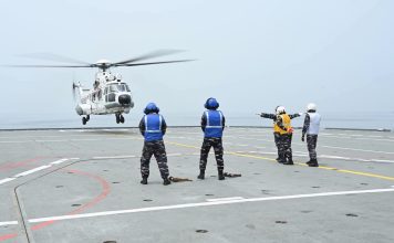 Personil TNI AL Gelar Pelatihan Pendaratan Helikopter Caracal di KRI Sriwijaya-100 FOTO: Personil TNI AL sedang melakukan pelatihan pendaratan Shipboard Operation bagi penerbang helikopter Caracal TNI Angkatan Udara (TNI AU) di KRI Sriwijaya-100, Jumat (16/10). (Dok. TNI AL - Puspenerbal)