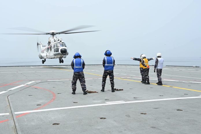 FOTO: Personil TNI AL sedang melakukan pelatihan pendaratan Shipboard Operation bagi penerbang helikopter Caracal TNI Angkatan Udara (TNI AU) di KRI Sriwijaya-100, Jumat (16/10). (Dok. TNI AL - Puspenerbal)