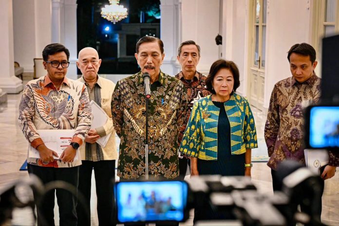 FOTO: Ketua Dewan Ekonomi Nasional, Luhut Binsar Panjaitan saat memberikan keterangan pers di Istana Merdeka, Jakarta, pada Selasa, 20 Oktober 2026. (Dok Seskab)