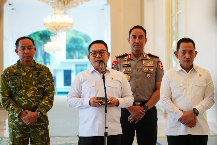 FOTO: Menteri Koordinator Bidang Politik dan Keamanan Dudung Abdurachman saat memberikan keterangan pers. (Sumber: BPMI Setpres)