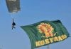 Danyonif 432 Kostrad Pimpin Harpuan Freefall Brigif 3/TBS di Takalar, Asah Profesionalisme Prajurit FOTO: Komandan Batalyon Infanteri 432/Waspada Setia Jaya (Danyonif 432/WSJ), Letkol Inf Muh. Sulthan Yusuf, S.IP., M.Hub.Int., memimpin langsung kegiatan Harpuan penerjun freefall Brigif 3/Tri Budi Sakti (TBS) pada hari pertama penerjunan di Drop Zone (DZ) Takalar, dengan ketinggian 9.500 feet. (Dok. Penerangan Kostrad)