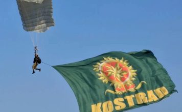 Danyonif 432 Kostrad Pimpin Harpuan Freefall Brigif 3/TBS di Takalar, Asah Profesionalisme Prajurit FOTO: Komandan Batalyon Infanteri 432/Waspada Setia Jaya (Danyonif 432/WSJ), Letkol Inf Muh. Sulthan Yusuf, S.IP., M.Hub.Int., memimpin langsung kegiatan Harpuan penerjun freefall Brigif 3/Tri Budi Sakti (TBS) pada hari pertama penerjunan di Drop Zone (DZ) Takalar, dengan ketinggian 9.500 feet. (Dok. Penerangan Kostrad)