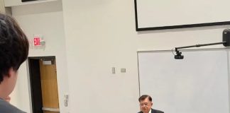 JK di NIU: Transisi Energi Hijau Tak Mudah, Butuh Kolaborasi Pemerintah dan Dunia Usaha FOTO: Wakil Presiden ke-10 dan ke-12 RI, Jusuf Kalla (JK) di Northern Illinois University (NIU), DeKalb, Illinois, Amerika Serikat, Selasa pagi, 20 Oktober 2026, waktu setempat. (Dok. Husain Abdullah)