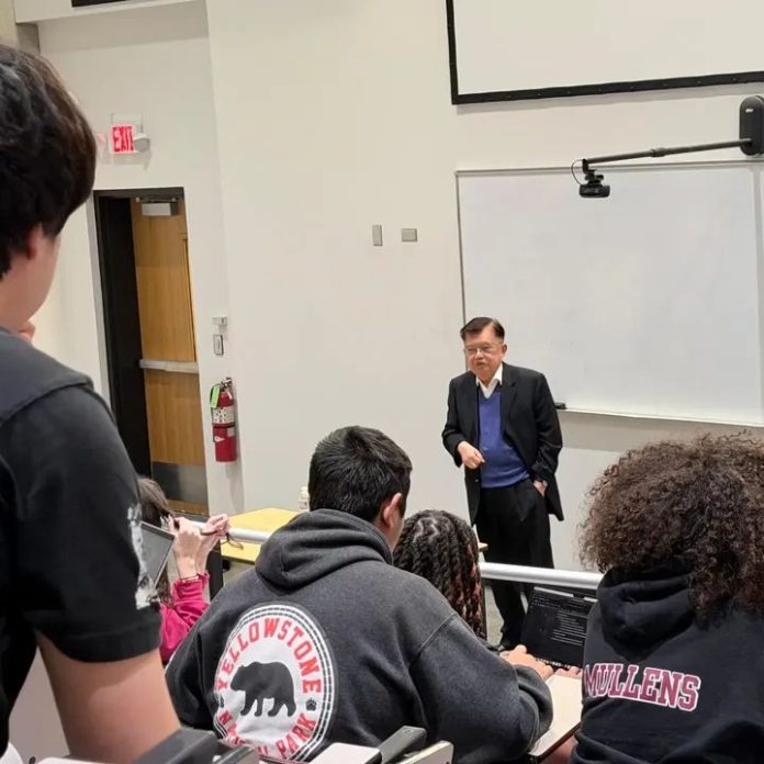 FOTO: Wakil Presiden ke-10 dan ke-12 RI, Jusuf Kalla (JK) di Northern Illinois University (NIU), DeKalb, Illinois, Amerika Serikat, Selasa pagi, 20 Oktober 2026, waktu setempat. (Dok. Husain Abdullah)