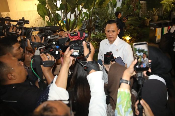 FOTO: Menteri Koordinator Bidang Infrastruktur dan Pembangunan Kewilayahan Agus Harimurti Yudhoyono (AHY) saat memberikan keterangan pers. (Dok.Biro Data, Komunikasi dan Informasi Publik, Kemenko Bidang Infrastruktur dan Pembangunan Kewilayahan) FOTO: Menteri Koordinator Bidang Infrastruktur dan Pembangunan Kewilayahan Agus Harimurti Yudhoyono (AHY) saat memberikan keterangan pers. (Dok.Biro Data, Komunikasi dan Informasi Publik, Kemenko Bidang Infrastruktur dan Pembangunan Kewilayahan)