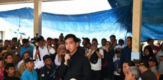 Serap Aspirasi Nelayan Cilacap, Wapres Pastikan Kendala Lapangan Segera Dituntaskan FOTO: Wakil Presiden (Wapres) Gibran Rakabuming menyerap aspirasi nelayan di Tempat Pelelangan Ikan (TPI) Tegalkatilayu serta meninjau alur Sungai Kaliyasa dan kawasan dermaga Pelabuhan Perikanan Samudera (PPS) Cilacap, Kabupaten Cilacap, Jawa Tengah, Senin (26/10/2026). (Sumber: BPMI Setwapres)