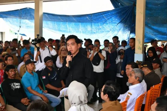 FOTO: Wakil Presiden (Wapres) Gibran Rakabuming menyerap aspirasi nelayan di Tempat Pelelangan Ikan (TPI) Tegalkatilayu serta meninjau alur Sungai Kaliyasa dan kawasan dermaga Pelabuhan Perikanan Samudera (PPS) Cilacap, Kabupaten Cilacap, Jawa Tengah, Senin (26/10/2026). (Sumber: BPMI Setwapres) FOTO: Wakil Presiden (Wapres) Gibran Rakabuming menyerap aspirasi nelayan di Tempat Pelelangan Ikan (TPI) Tegalkatilayu serta meninjau alur Sungai Kaliyasa dan kawasan dermaga Pelabuhan Perikanan Samudera (PPS) Cilacap, Kabupaten Cilacap, Jawa Tengah, Senin (26/10/2026). (Sumber: BPMI Setwapres)