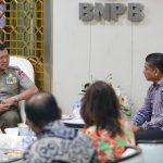 Dubes Malaysia Temui Kepala BNPB, Tawarkan Bantuan Operasional Terkait Karhutla FOTO: Kepala BNPB Letjen TNI Kristomei Sianturi, S.Sos., M.Si., (Han), dengan Duta Besar (Dubes) Malaysia untuk Indonesia Muzafar Shah Mustafa, di Graha BNPB, Jakarta, Selasa (27/10). (Dok. Humas BNPB)