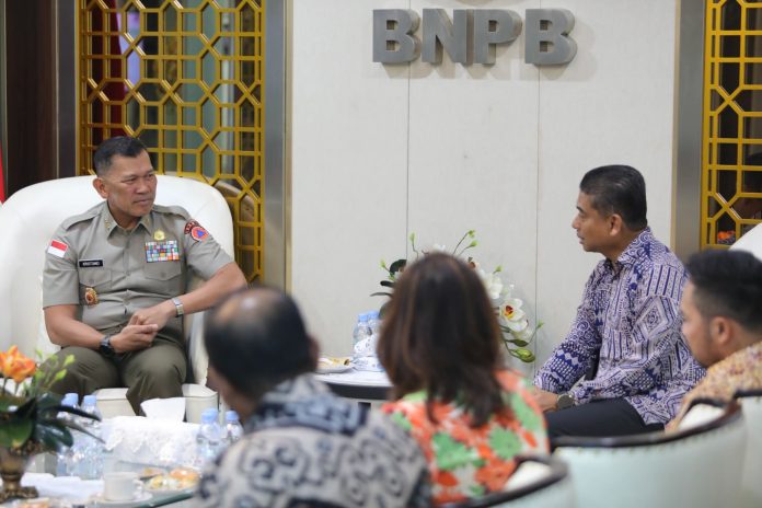 FOTO: Kepala BNPB Letjen TNI Kristomei Sianturi, S.Sos., M.Si., (Han), dengan Duta Besar (Dubes) Malaysia untuk Indonesia Muzafar Shah Mustafa, di Graha BNPB, Jakarta, Selasa (27/10). (Dok. Humas BNPB)