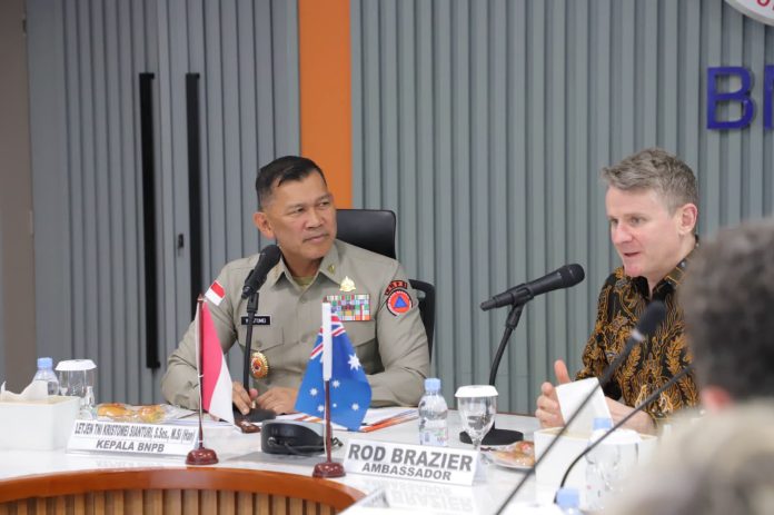 FOTO: Kepala Badan Nasional Penanggulangan Bencana (BNPB) Letnan Jenderal TNI Kristomei Sianturi menerima kunjungan kehormatan Duta Besar (Dubes) Australia untuk Indonesia, H.E. Roderick Brazier, beserta delegasi New South Wales Rural Fire Service (NSW RFS) dan National Emergency Management Agency (NEMA) Australia di INA DRTG, Sentul, Jawa Barat, pada Senin (26/10/2026). (Dok.BNPB)