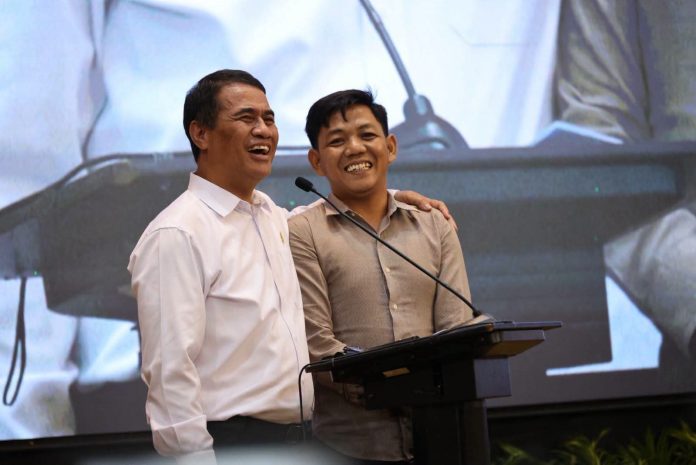 FOTO: Menteri Pertanian (Mentan) Andi Amran Sulaiman saat berdialog dengan salah satu mahasiswa. (Dok. Kementan)