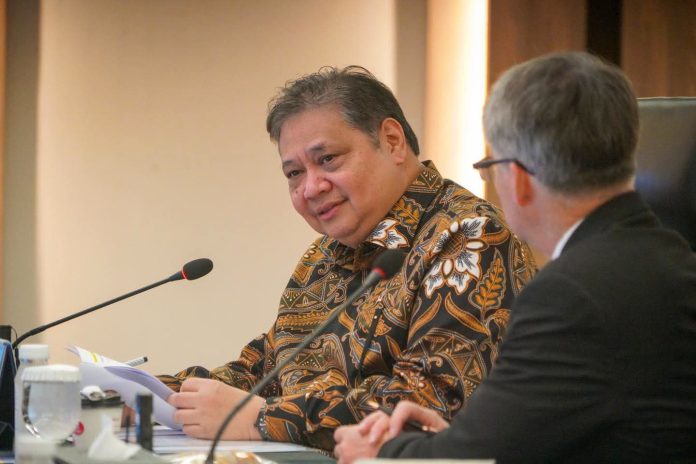 FOTO: Menteri Koordinator (Menko) Bidang Perekonomian, Airlangga Hartarto bertemu Ambassador Brian McFeeters, President and CEO US-ASEAN Business Council (US-ABC), di Jakarta. (Dok. Kemenko Perekonomian)