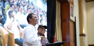 Mentan Amran Sebut Ada Middle Man di Peternakan: Kami Tindak Tegas! FOTO: Menteri Pertanian (Mentan) Andi Amran Sulaiman saat berdialog dengan pengusaha peternak ayam. (Dok. Kementan)
