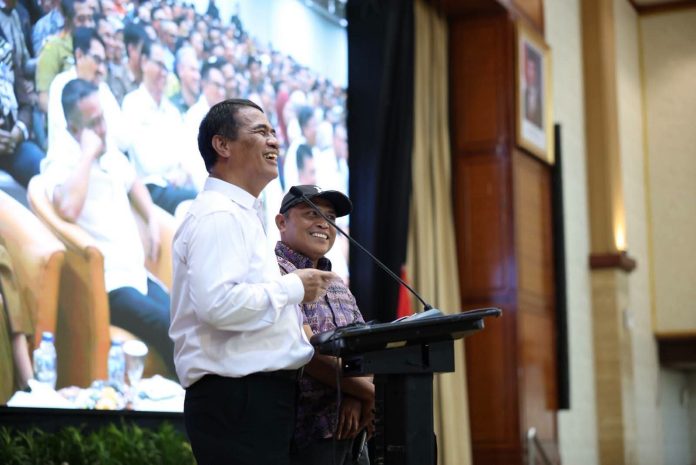 FOTO: Menteri Pertanian (Mentan) Andi Amran Sulaiman saat berdialog dengan pengusaha peternak ayam. (Dok. Kementan) FOTO: Menteri Pertanian (Mentan) Andi Amran Sulaiman saat berdialog dengan pengusaha peternak ayam. (Dok. Kementan)