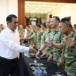 Mentan Amran: Kolaborasi Kementan-TNI Jadi Kunci Swasembada dan Kedaulatan Pangan FOTO: Mentan Amran saat menerima audiensi 46 perwira siswa Pendidikan Reguler (Dikreg) 56 Sekolah Staf dan Komando TNI (Sesko TNI) di Jakarta, Selasa (27/10/2026). (Dok. Kementan)