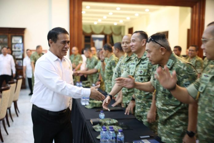 FOTO: Mentan Amran saat menerima audiensi 46 perwira siswa Pendidikan Reguler (Dikreg) 56 Sekolah Staf dan Komando TNI (Sesko TNI) di Jakarta, Selasa (27/10/2026). (Dok. Kementan)